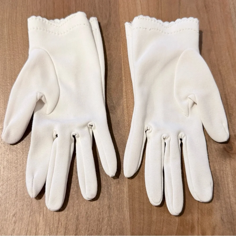 Vintage 1950’s women’s white nylon gloves